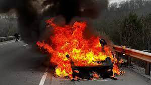 45000 liter vatten för att släcka en Tesla i brand.jpg